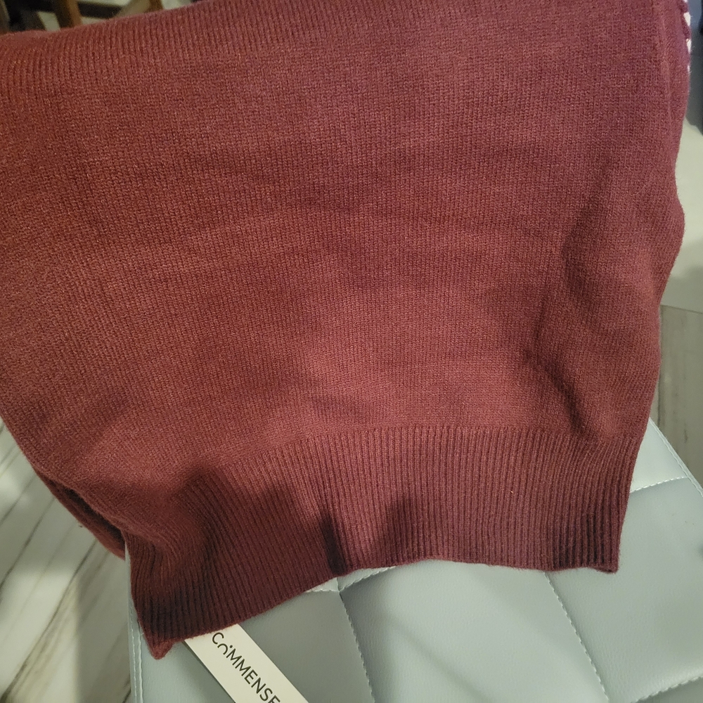 Commense Burgundy Sweater with White Detailing - Picture 3 of 3